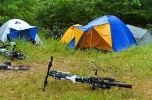 Les accessoires de camping indispensables pour un séjour idyllique